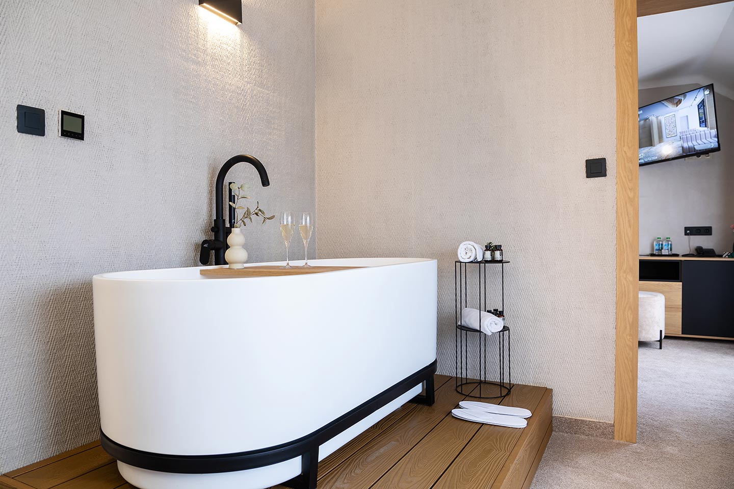 Studio with bathtub